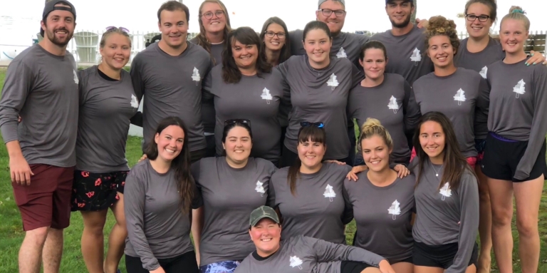 19 membres du personnel de Lake Joe posent pour une photo de groupe.