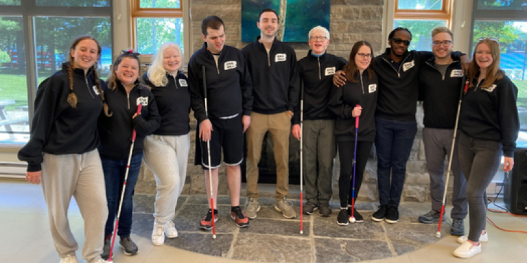 Certains membres du Conseil national des jeunes au camp Lake Joe d'INCA. Le groupe pose pour une photo dans le salon, debout devant une fenêtre. De gauche à droite : Taylor, Alicia, Oceanne, Rilind, Caleb, Caelin, Abby, Eitel, Will et Emilee.