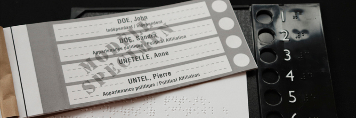 Un exemple de bulletin de vote est placé au-dessus d'un document en braille et à côté d'un gabarit de bulletin de vote avec des chiffres en braille et découpes à l'usage de l'électeur.