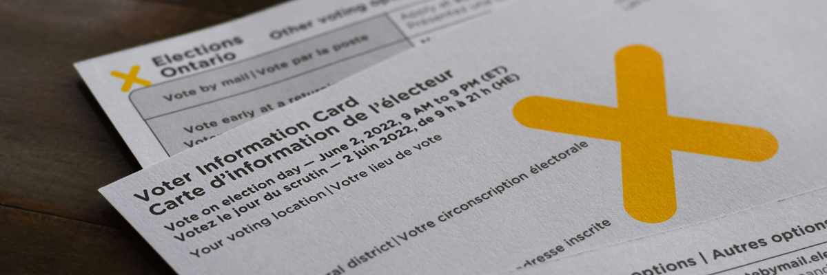 Une pile de cartes d'information de l'électeur d'Élections Ontario distribuées par la poste.