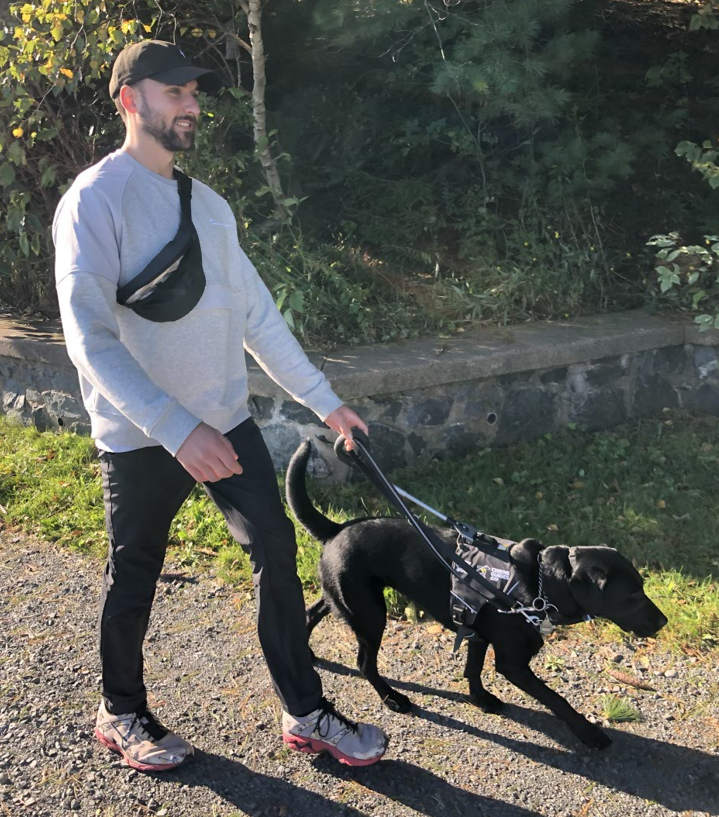 Anton est en promenade avec son chien-guide, Harper.