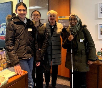  La conseillère Paula Fletcher, du quartier 14 Toronto-Danforth, avec les étudiantes Dalia Golovco et Maddie Dick, et Ramla Abukar, coordonnatrice, Défense des intérêts et engagement, INCA posent pour une photo