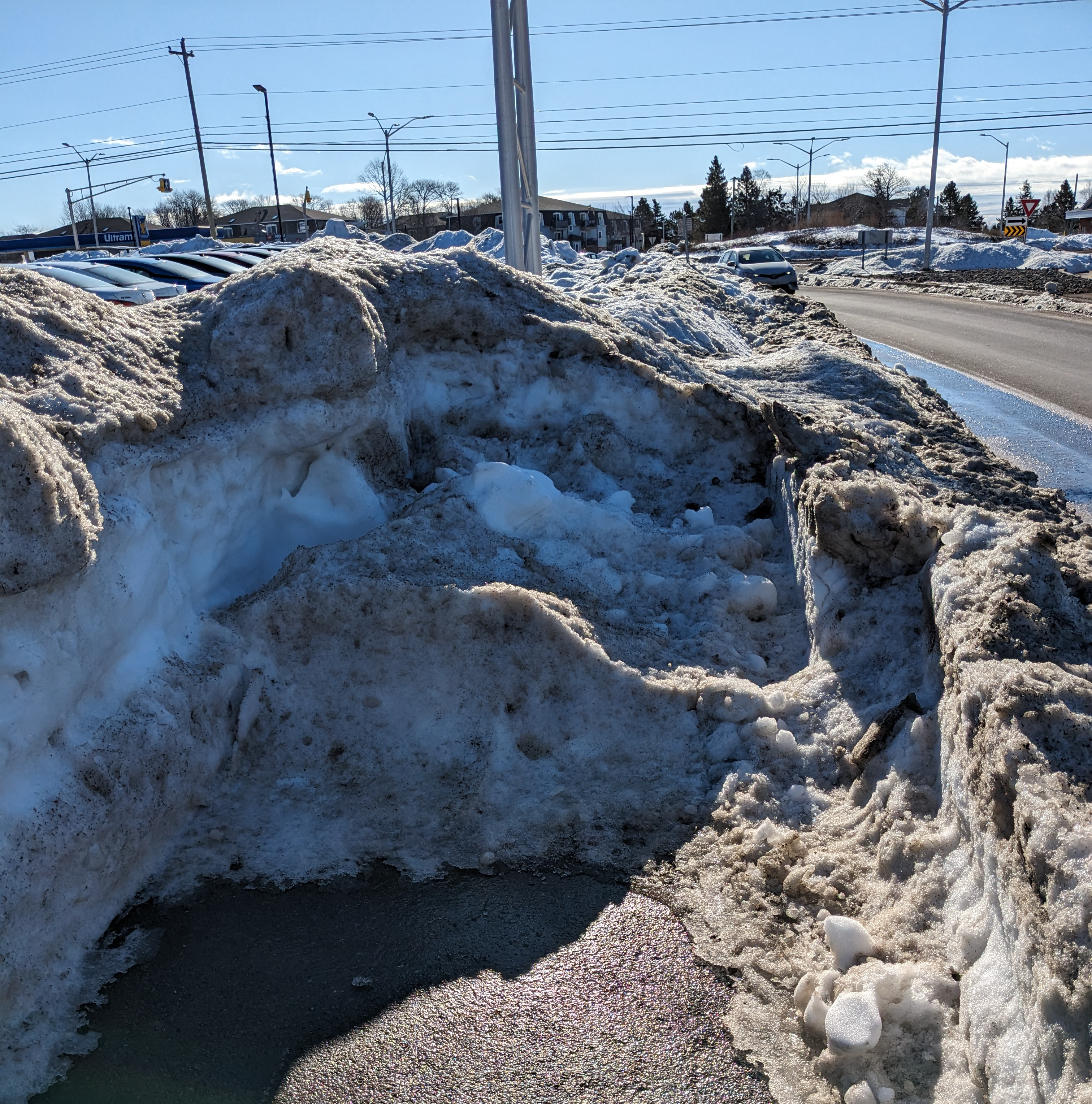 Une allée à Charlottetown (Île-du-Prince-Édouard), partiellement déneigée, se termine brusquement par un gros tas de neige qui bloque le chemin.