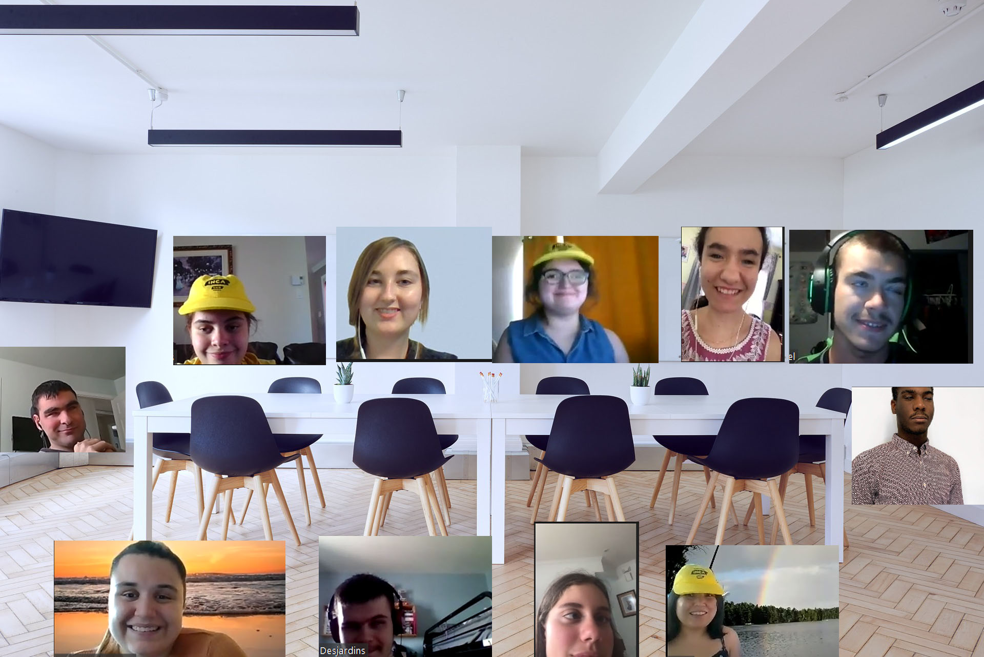 Sur le fond d'une salle de réunion, le portrait des jeunes et des animatrices du camp virtuel lors d'une table-ronde sur ce qu'est la réussite.
