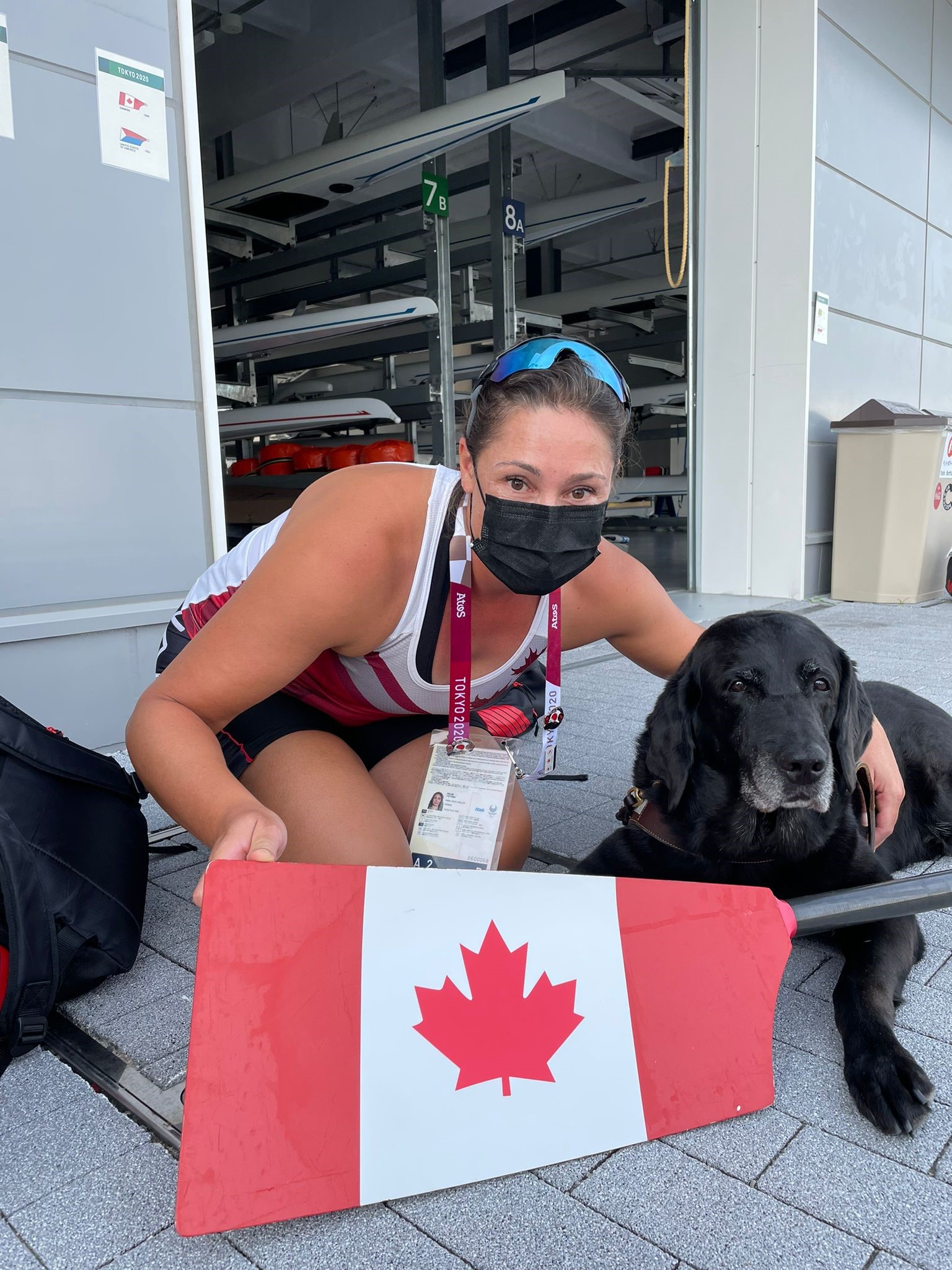 Victoria et son chien guide, Alan