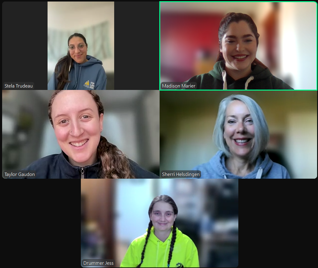 Photo de cinq femmes sur un écran Zoom souriant à la caméra. 