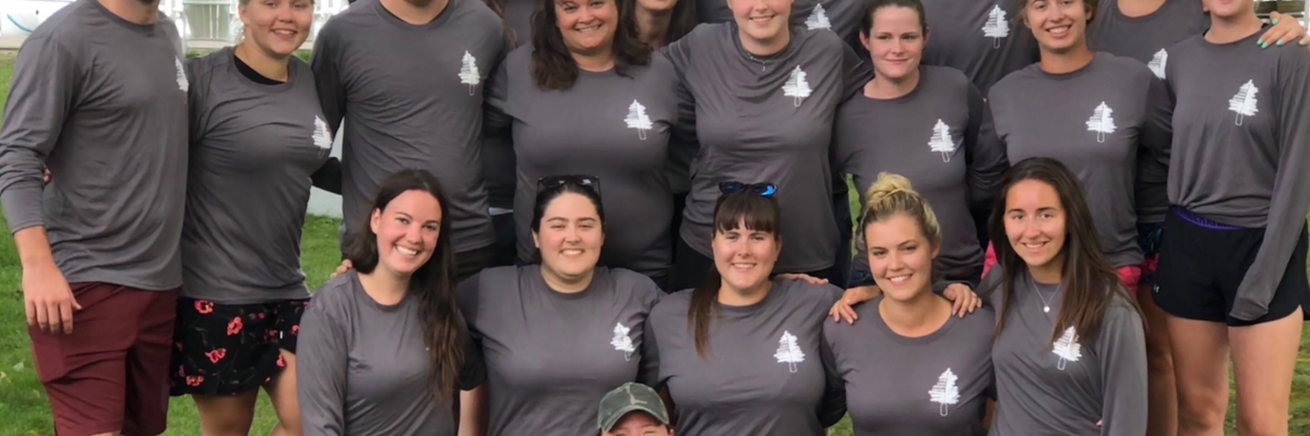 19 membres du personnel de Lake Joe posent pour une photo de groupe.