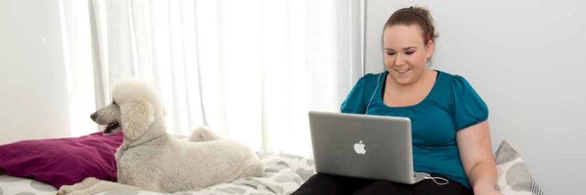 Femme utilisant un ordinateur