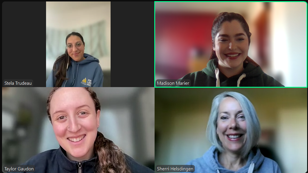 Photo de cinq femmes sur un écran Zoom souriant à la caméra. 