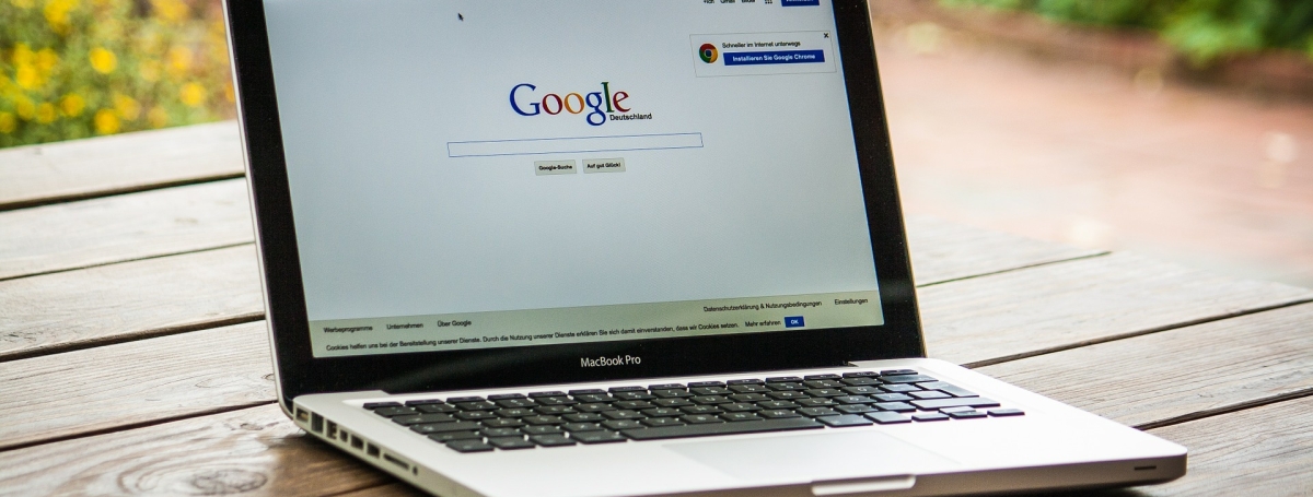 Ordinateur portable avec la page Internet du moteur de recherche Google