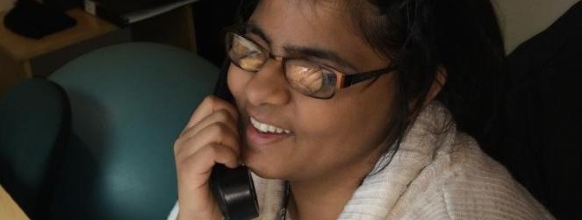 Jeune femme souriante au téléphone