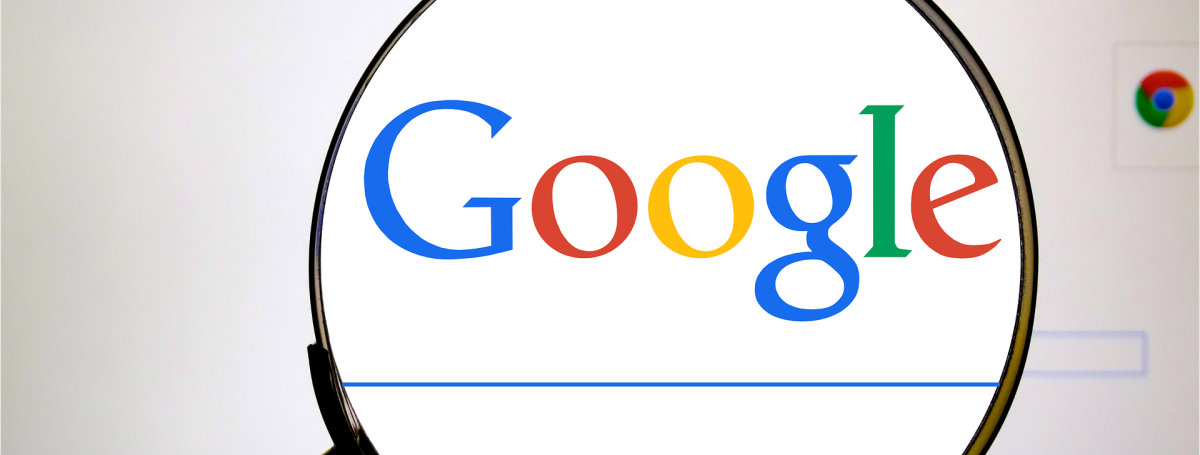 Page web de Google. Une loupe fait apparaître le logo de Google et la barre de recherche en plus gros.