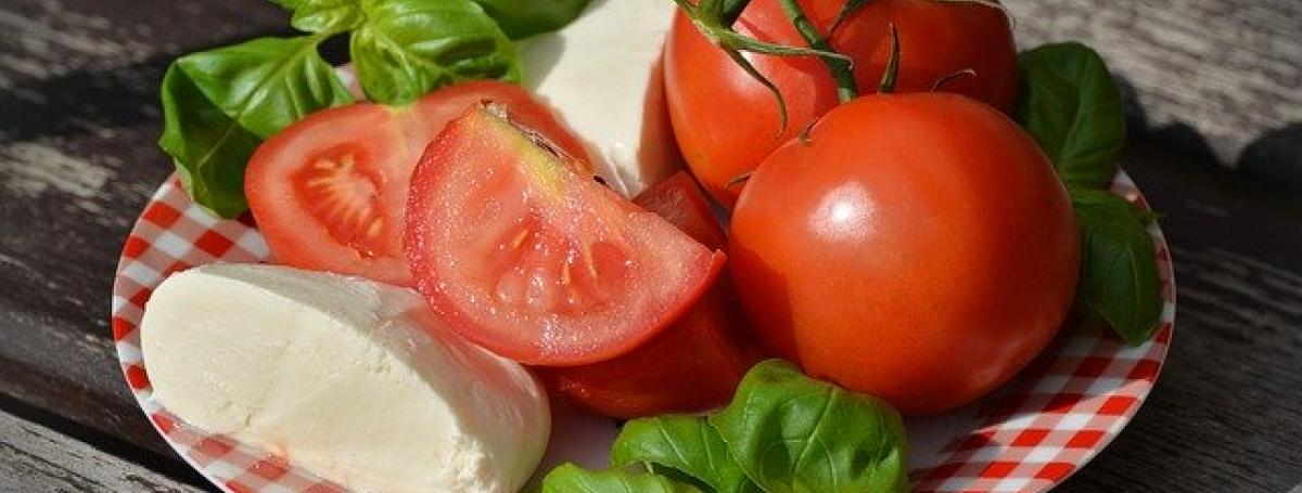 A delicious Caprese salad with tomatoes, mozzarella and basil.