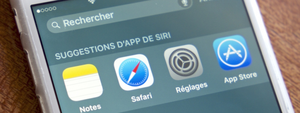 Téléphone intelligent avec des icones d'application, dont App Store en bleu.