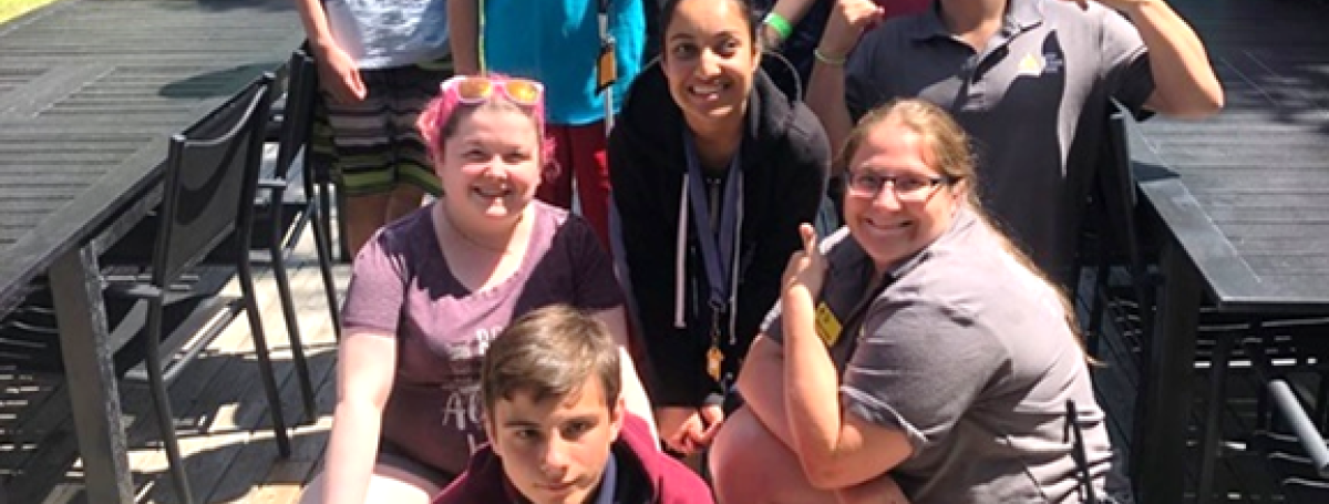 Groupe de participants au CLDP posant sur le patio du camp Lake Joe d'l'INCA (photo prise en 2019)