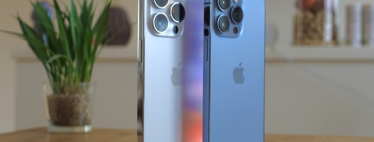 Les deux derniers iPhone, un en bleu et un en gris