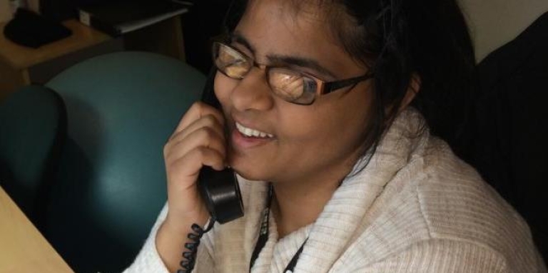 Jeune femme souriante au téléphone