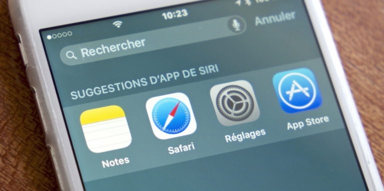 Téléphone intelligent avec des icones d'application, dont App Store en bleu.