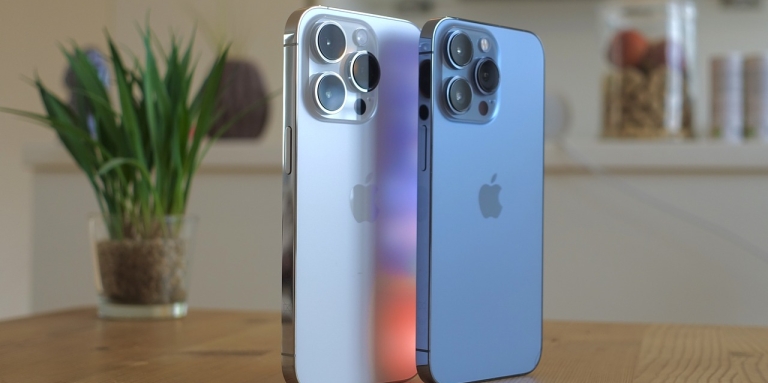 Les deux derniers iPhone, un en bleu et un en gris