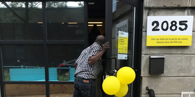 Entrée du Hub d'INCA, décorée d'un ballon jaune.