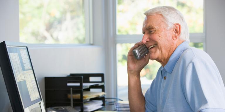 homme âgé, au téléphone, dans son bureau à la maison