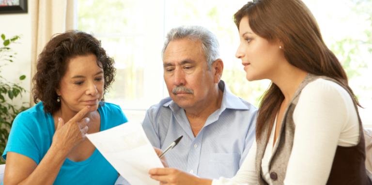 Couple consultant leur conseiller financier