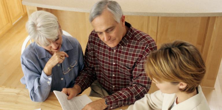 Couple avec un conseiller financier