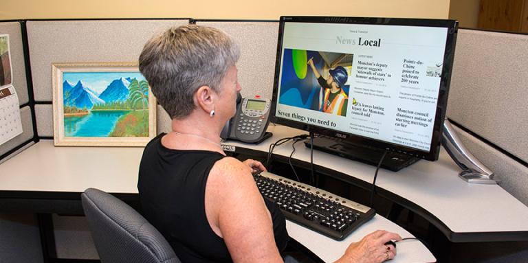 Woman reading an article on her computer using zoomtext