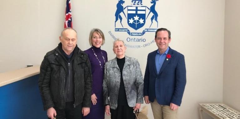 Réunion des représentants d’INCA de Simcoe / Muskoka avec Doug Downey, député provincial de Barrie, Springwater, Oro-Medonte. De gauche à droite: Jim Ronald (défenseur d'INCA), Sherri Helsdingen (chargée de programme, Défense des intérêts, Ontario Nord), Betty Meacher (défenseur d'INCA) et député provincial Doug Downey.