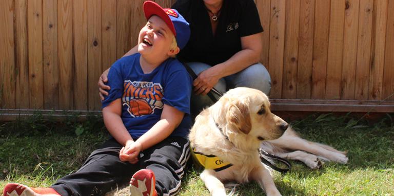 Un jeune garçon et un golden retriever.