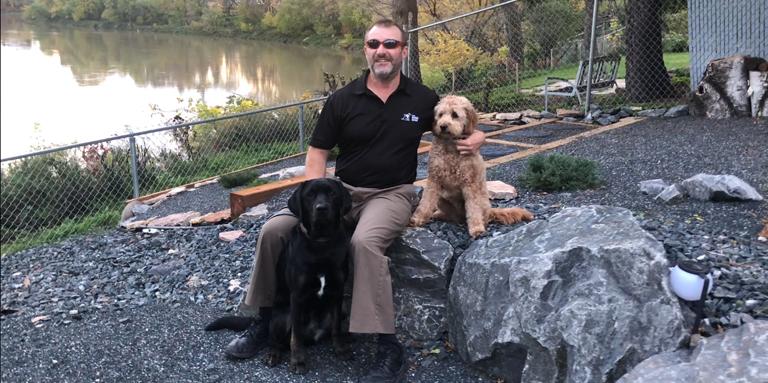 Tracy avec Marion, une chienne Labrador Retriever et Autumn, son chien de compagnie.