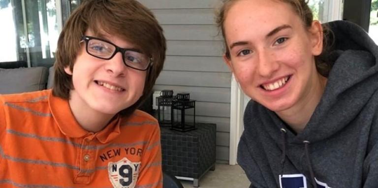 Un campeur et une conseillère du camp qui sont tout sourire