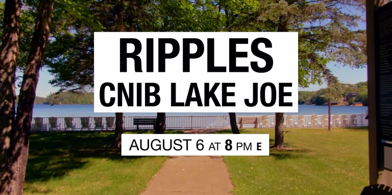Le texte « Ripples CNIB Lake Joe August 6 at 8 PM E » est inscrit sur une photo prise sur les rives du Lake Joe Centre par une journée ensoleillée.