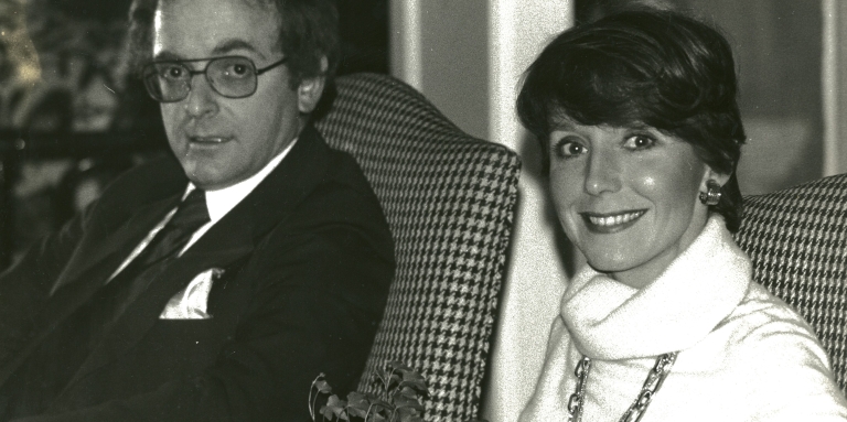 Une photo en noir et blanc d'un jeune Howard et Delores Beck assis sur des fauteuils assortis.