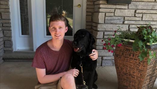 Jack McCormick assis avec son chien-guide.