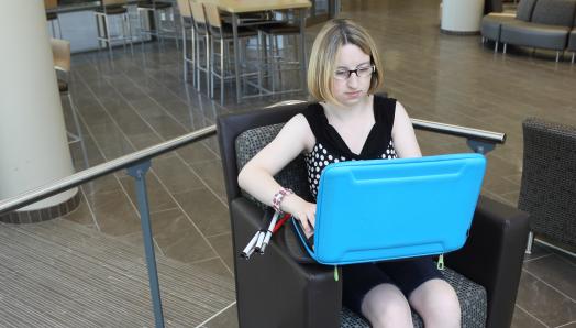 Une jeune femme vivant avec une perte de vision utilise un ordinateur