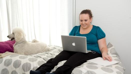 Femme utilisant un ordinateur