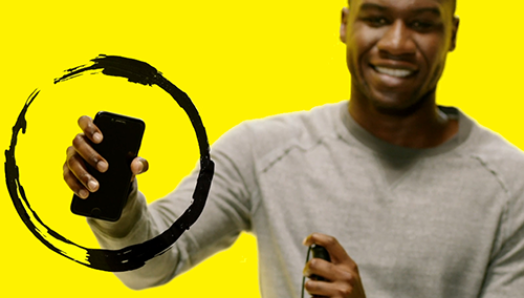 un homme tient un téléphone intelligent