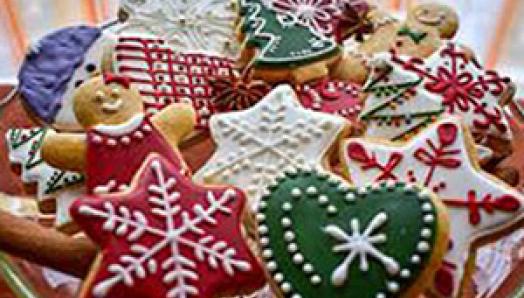 Une assiette remplie de biscuits de Noël 