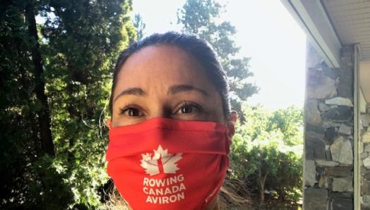 Victoria Nolan prenant un égo-portrait avec son masque rouge Rowing Canada Aviron