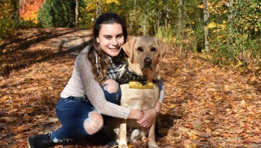 Photo de Danika et de son chien-guide Ulysses, souriant pour la caméra.