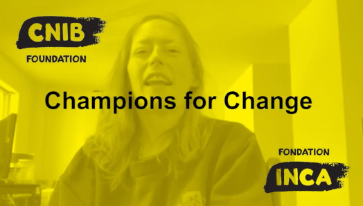 Capture d'écran de la diapositive du titre de la vidéo Défenseurs du changement. Une photo du visage d'une femme est superposée à un premier plan jaune. Le texte : « Champion for change » apparaît au centre de l'écran en noir